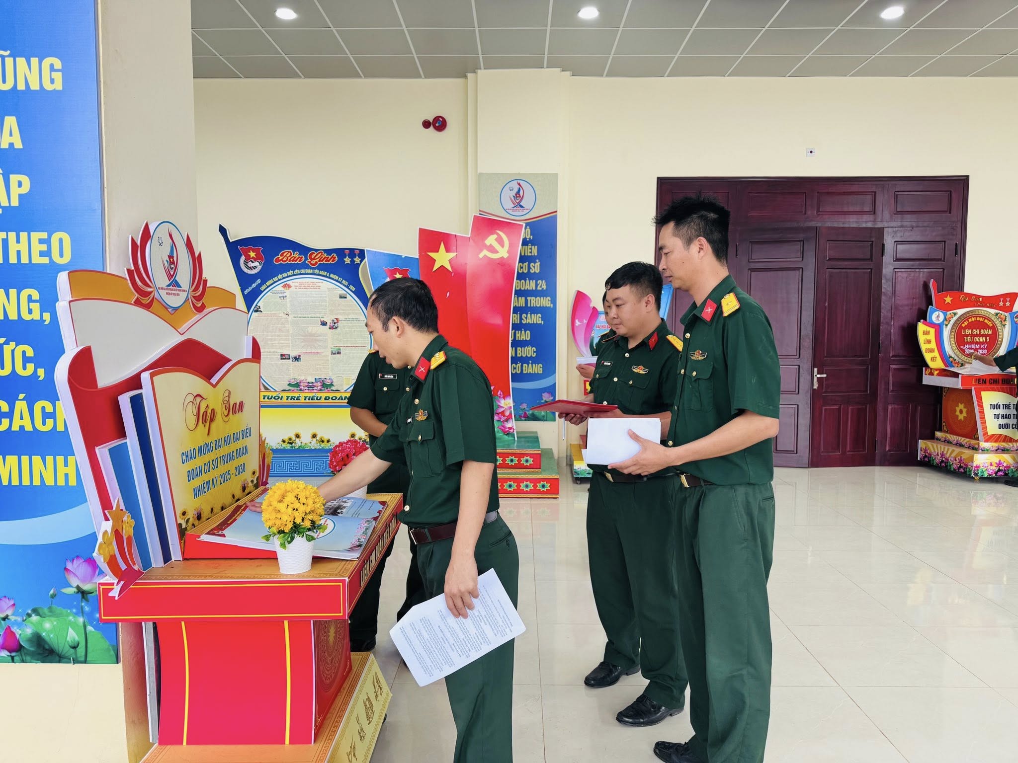 Thăm quan Đại hội