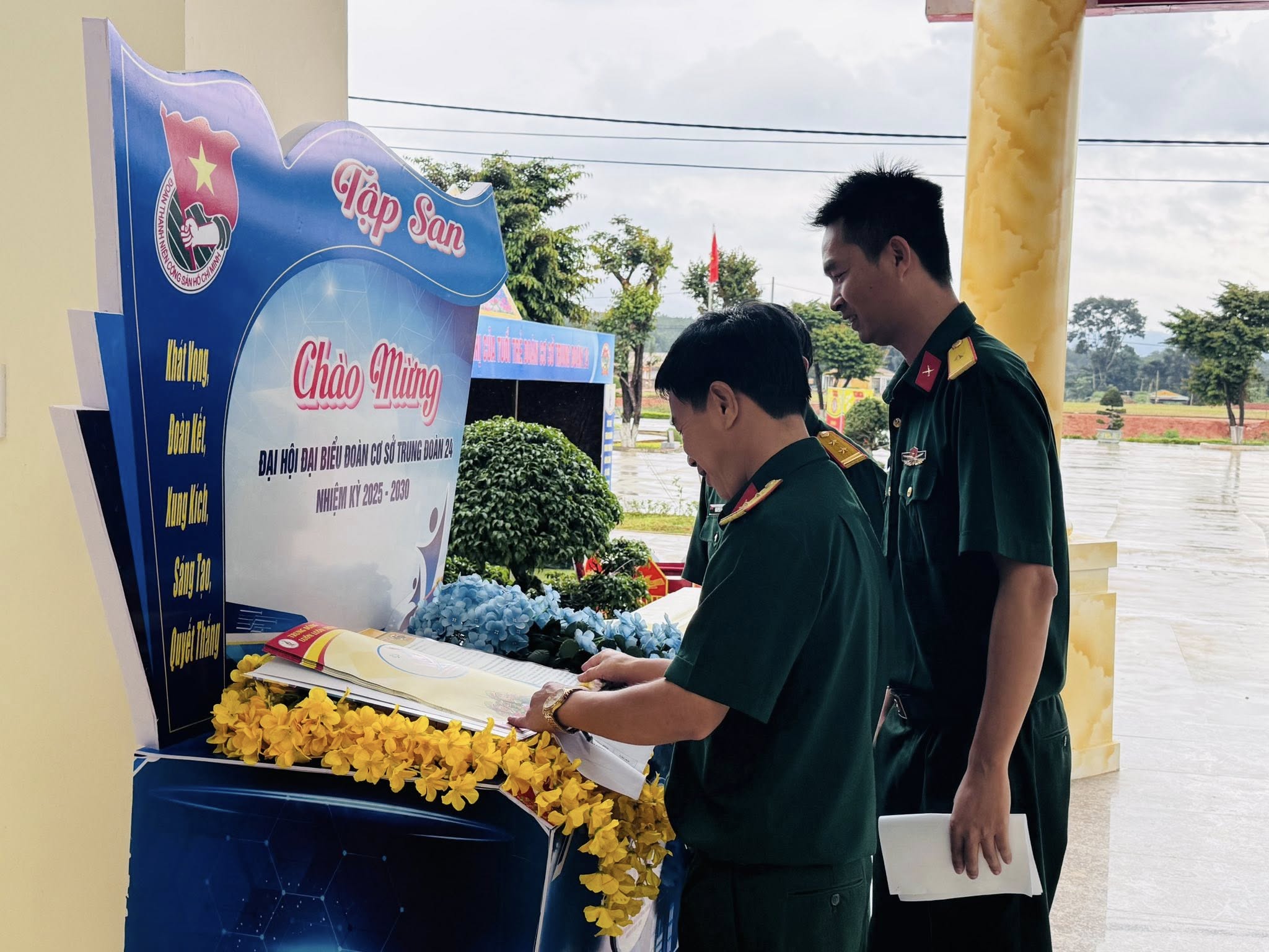 Thăm quan Đại hội