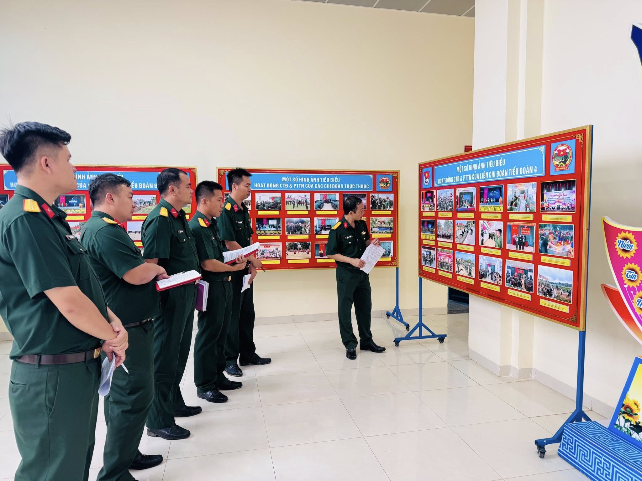 Thăm quan Đại hội