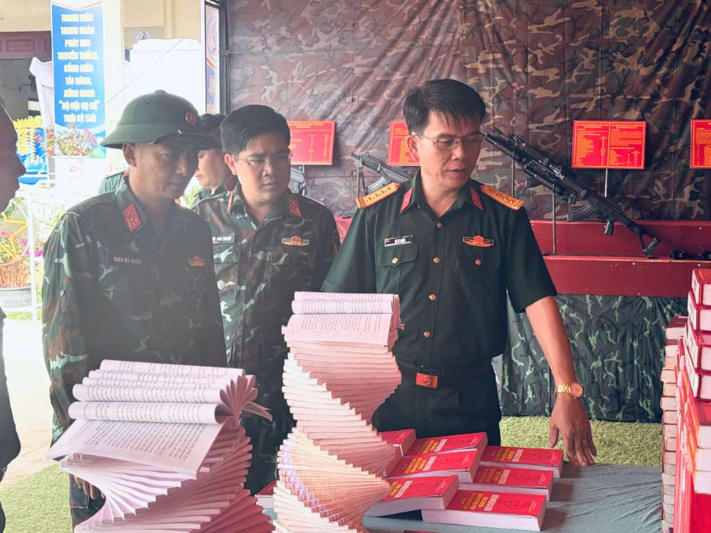 Thăm quan Đại hội